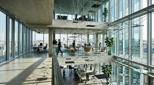 Représentation visuelle d'une architecture web complexe avec des nœuds interconnectés illustrant l'optimisation de l'arborescence pour le crawl de Googlebot