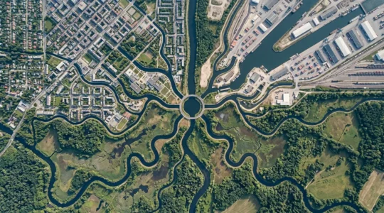 Vue aérienne d'un réseau de canaux interconnectés symbolisant la diversification marketing