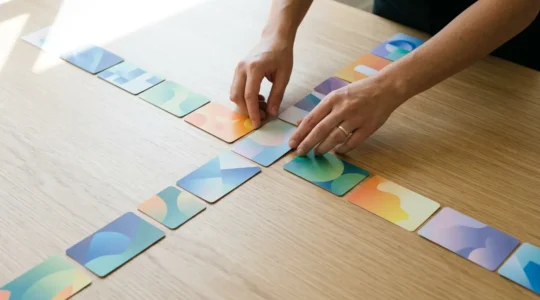 Composition visuelle moderne montrant l'expérience utilisateur numérique à travers des métaphores visuelles de connexion et d'engagement