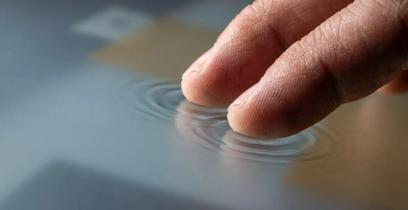 Main effectuant différents gestes tactiles sur une surface interactive